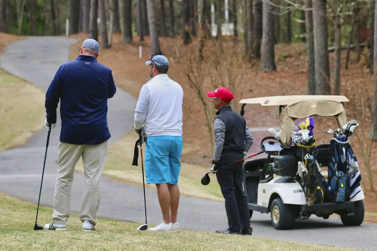 Des golfeurs arrivent pour leur départ
