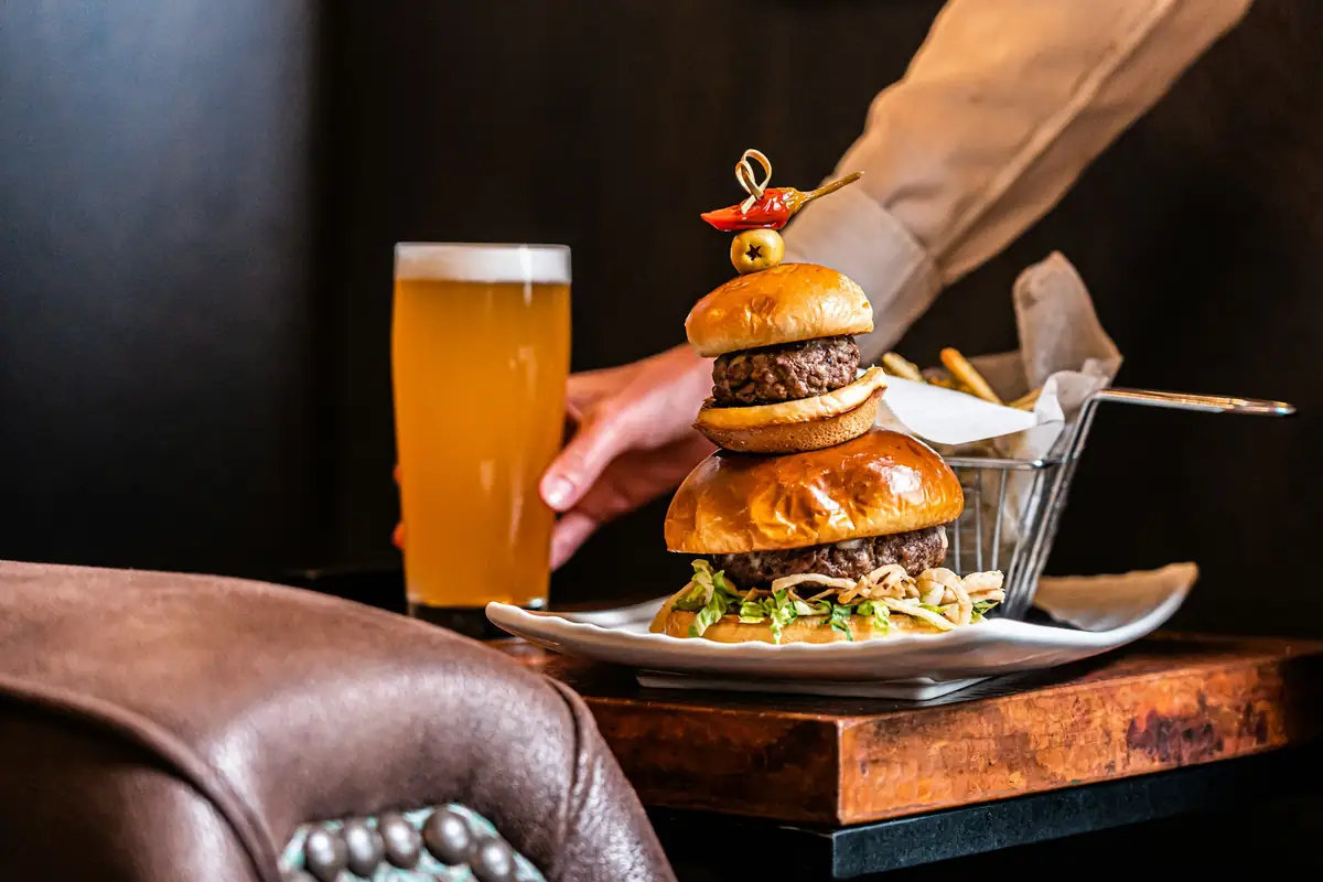 Un hamburger et une bière servis au grill